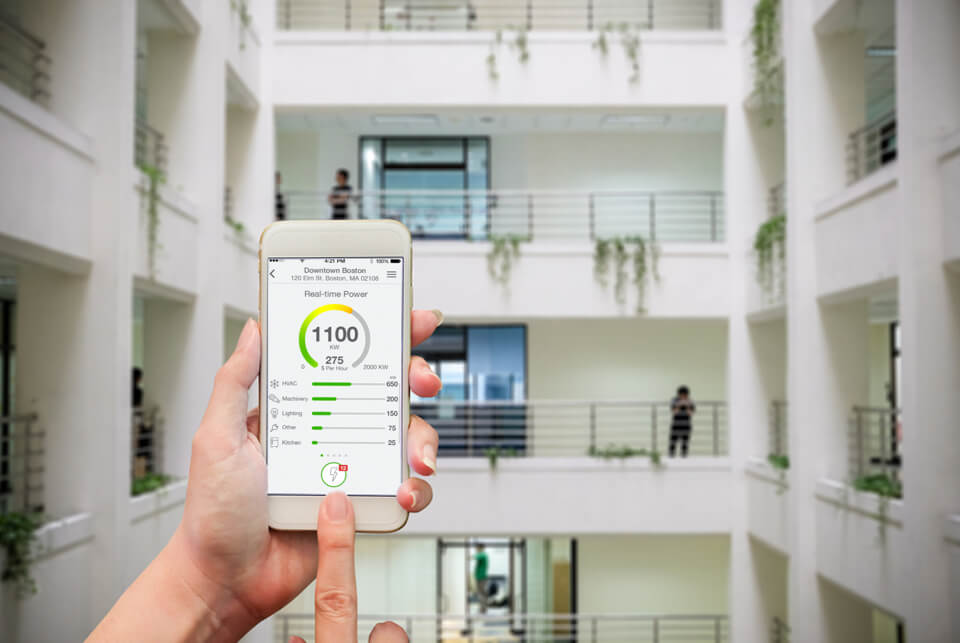 Persoon die energiegegevens op telefoon bekijkt.