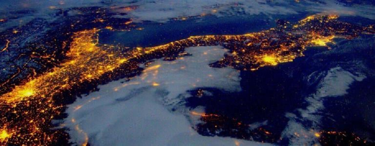 wereld 's nachts vanuit de ruimte