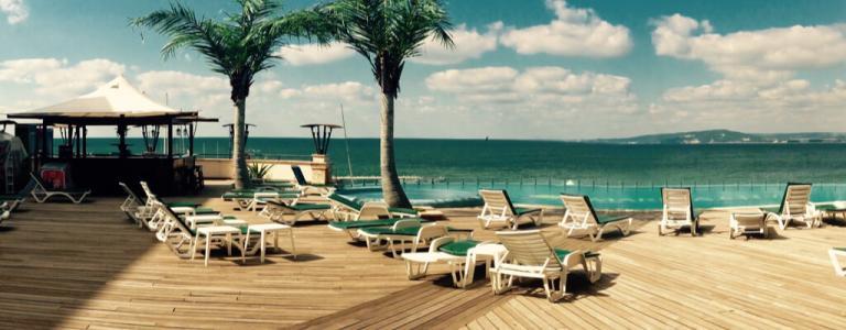 Resort - met ligstoelen en zwembad.
