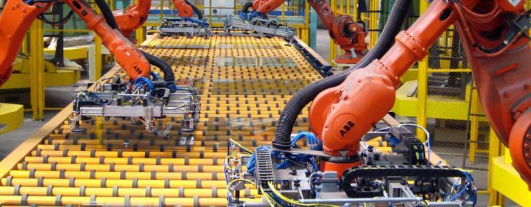Machines aan productielijn in fabriek.