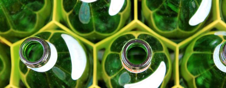 Close-up van groene flessen.