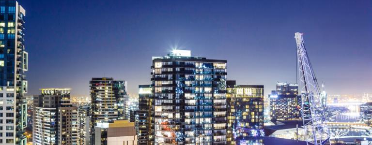 Nachtelijke skyline met verlichting.