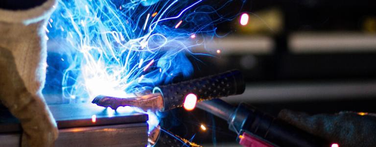 Energiecentrale - felle vonken van gereedschap.