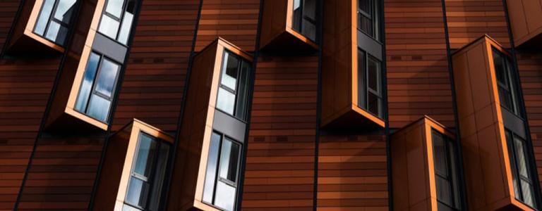 Houten gebouw met ramen.