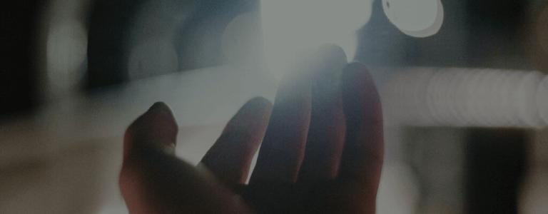 Hand die in het licht wordt uitgestoken
