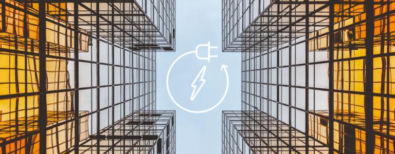 Omhoog kijken tussen twee glazen gebouwen met een energieopwekkingspictogram in het midden